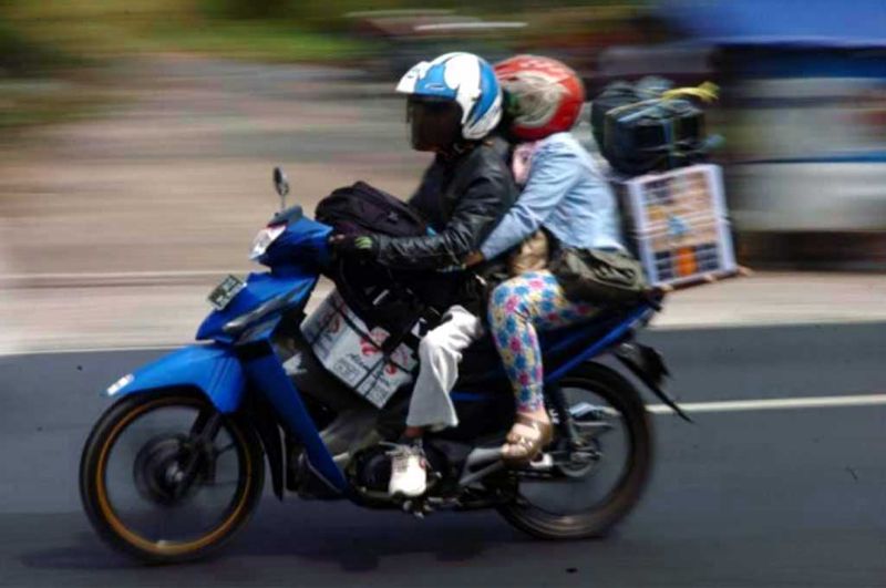 Hati-hati, Berkendara Sambil Ngobrol Diatas  Motor Bisa Didenda Rp750 Ribu