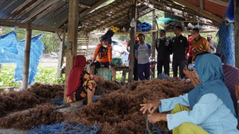 Bersepeda , Andi Utta Sapa Warga di Pantai Merpati Bulukumba