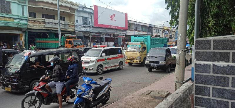Mobil Ambulance Terjebak Macet di Jalan Samratulangi Bulukumba, Warga : Sudah Jadi Tontonan Tiap Sore 