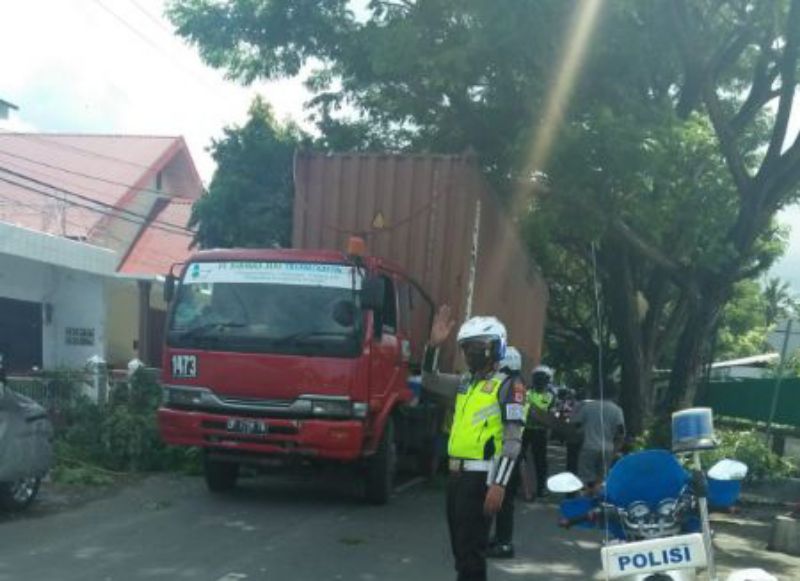 Mobil Container Tersangkut di Pohon Macetkan Jalan M Noer Baru, Polisi Bertindak 
