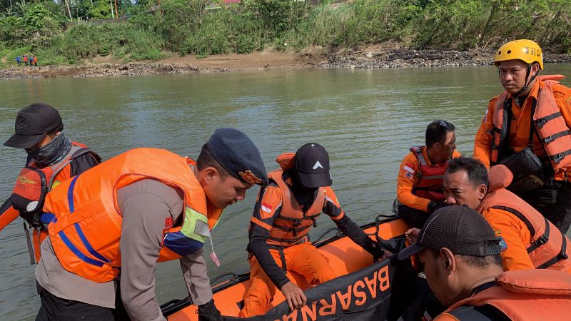 Danyon Ichsan Kirim Tim SAR Brimob Bone ke Soppeng: Bantu Warga Cari Petani Tenggelam