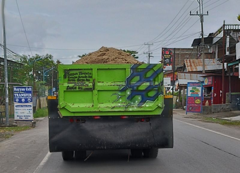 Truk Pengangkut Tanah Tanpa Terpal Penutup Melenggang Bebas di Bulukumba, Jalan Ikut Dirusak