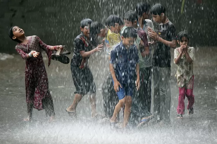 Mandi Air Hujan Bisa Sembuhkan Penyakit Gangguan Jiwa!