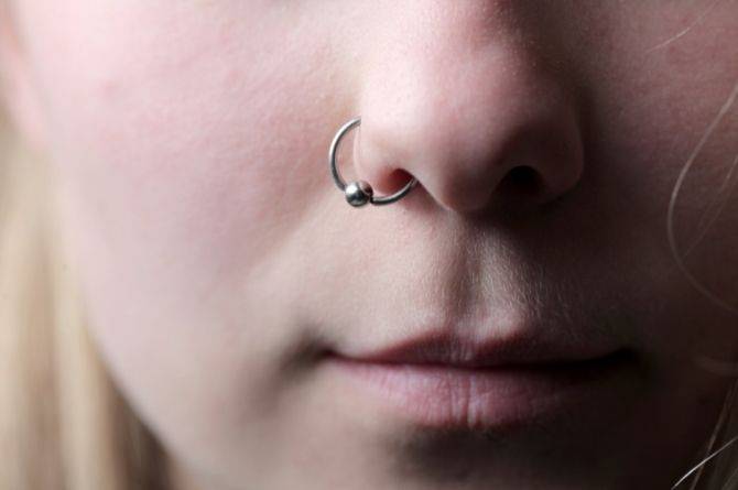 Tindik Hidung bagi Perempuan, Bolehkah dalam Islam? 