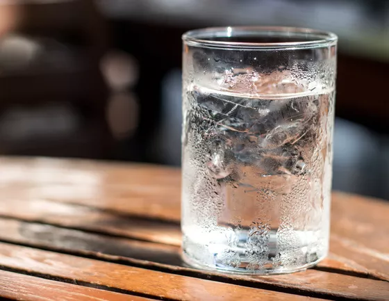 4 Efek Buruk Minum Air Dingin saat Cuaca Panas Menurut Dokter