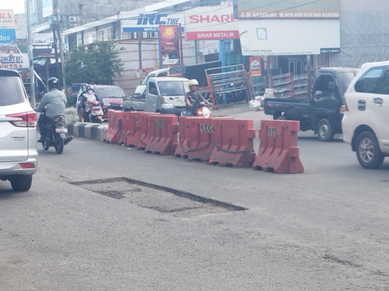 Bagi pengendara hati-hati melintas di jalan Samratulangi ke Lanto Daeng Pasewang 