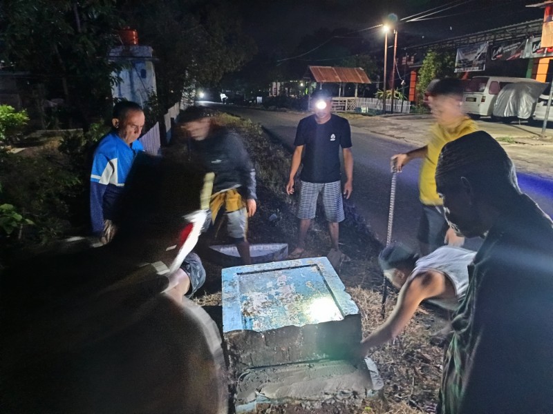 Warga Dusun Likukorong Bontoyeleng Kerja Bakti Malam Hari Perbaiki Tugu Batas Wilayah 