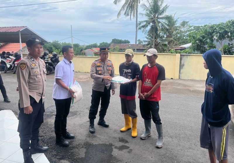 Polisi Bersedekah Ke Petugas Kebersihan di Bulukumba