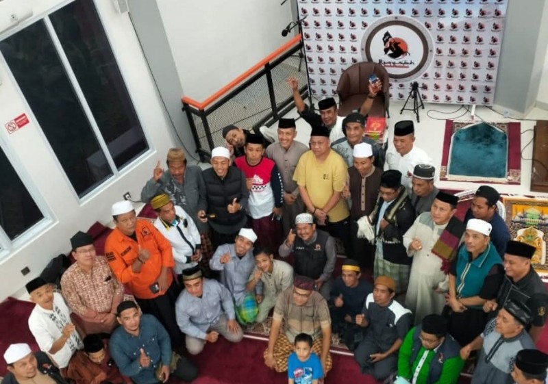 Om King Hadiahi Umroh Gratis Imam Sholat Subuh Di Masjid Pejuang Subuh Bulukumba