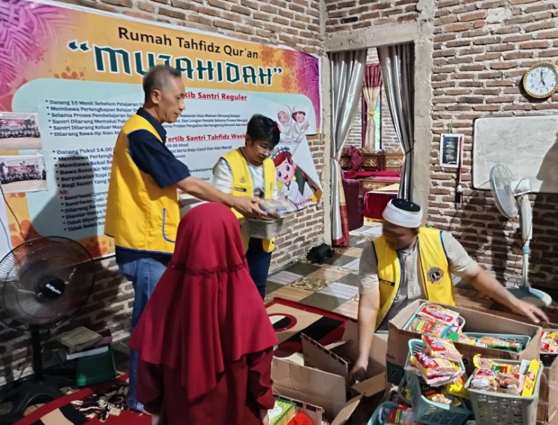 Senyum Bahagia Santri Tahfidz Mujahidah Bontonyelang Dapat Al-quran, Iqra dan Bingkisan Dari Lions Club Pinisi Bulukumba