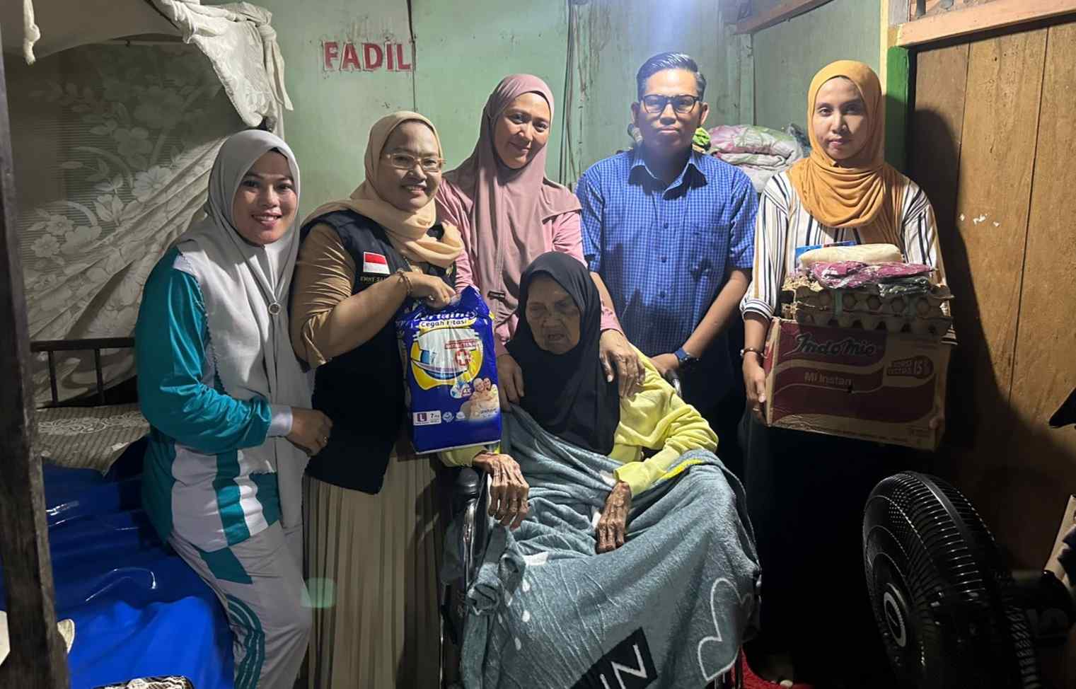 Ketua Fraksi NasDem Anggoro Menyerahkan Bantuan Kursi Roda ke Warga Bentenge