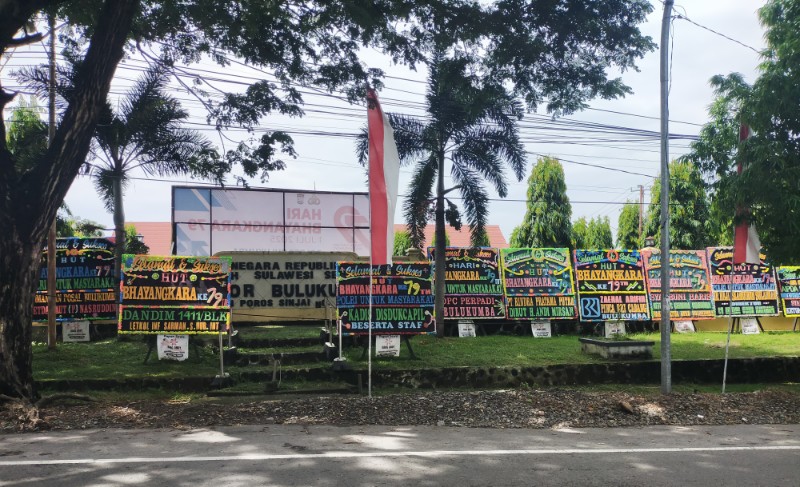 Pengusaha Karangan Bunga Panen Rezeki