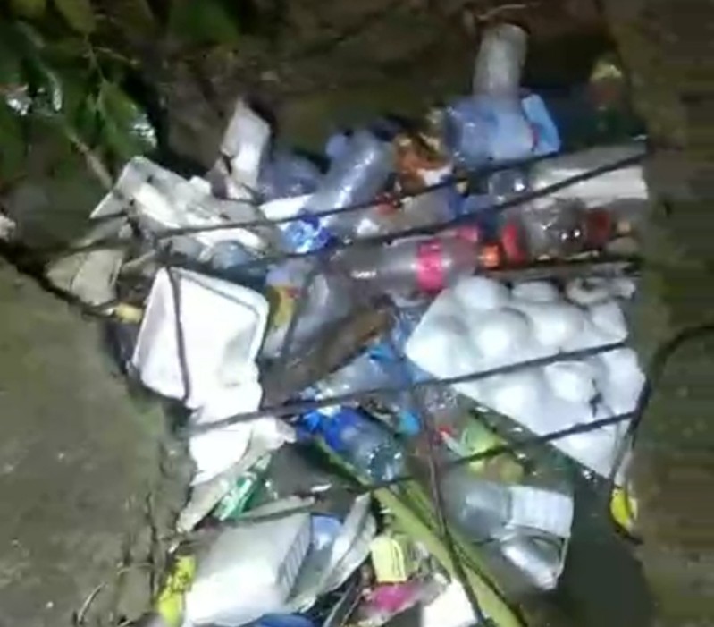 BPBD Bulukumba Temukan Tumpukan Sampah Botol Pelastik Hingga Popok Anak Bayi Di Selokan