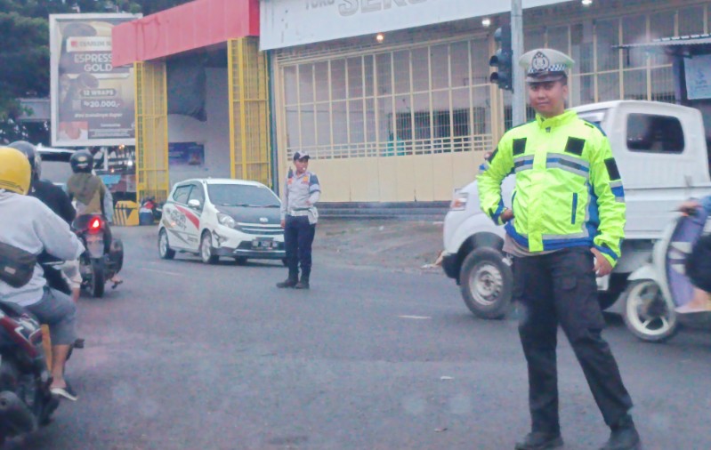 Hujan, Polisi Lalulintas di Bulukumba Tetap Semangat Atur Kendaraan 