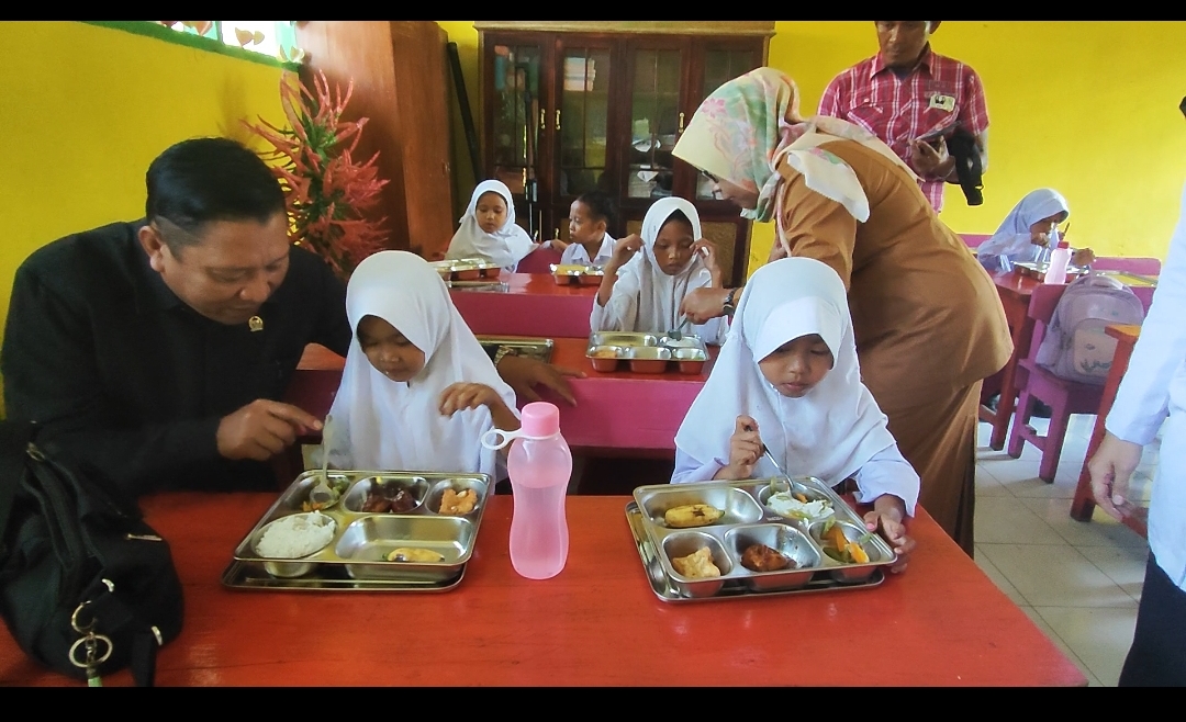 DPRD Bulukumba Apresiasi Dapur MBG Ujung Loe, Pastikan Standar Gizi dan Kebersihan Terpenuhi