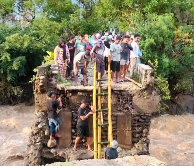 Warga Bertaruh Nyawa Seberangi Sungai Pakai Tangga Bambu