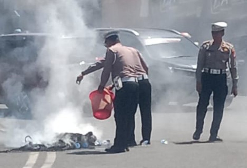 Polisi Lalulintas di Bulukumba Bersihkan Sampah Sisa Demo  