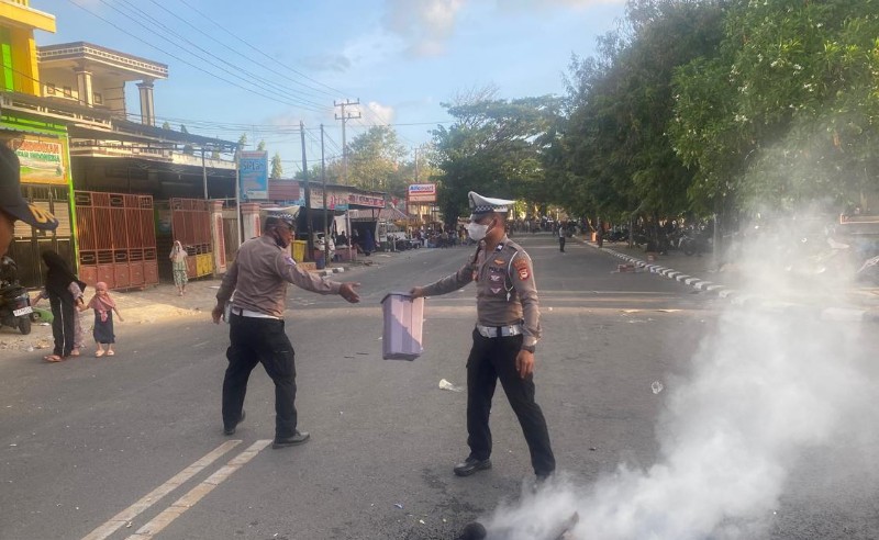 Polisi Lalulintas Polres Bulukumba Bersihkan Sampah Usai Demo