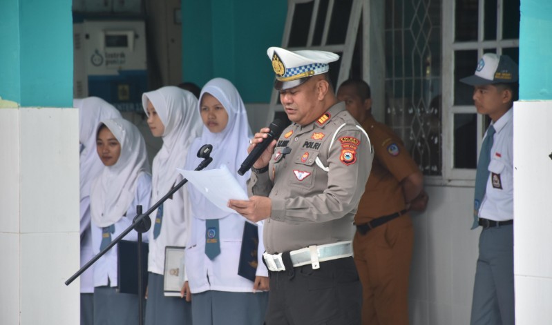 Irup di SMKN 1, Kasat Lantas Polres Bulukumba Himbau Pelajar Tertib Berlalu Lintas