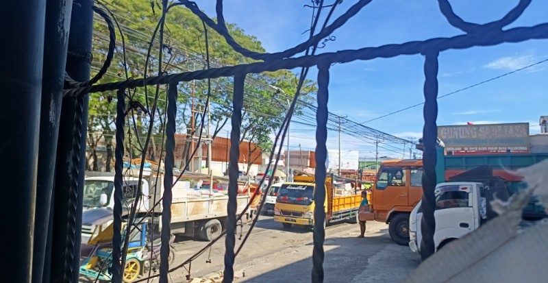 Aktivitas Bongkar Muat Barang Depan Kantor PUTR Bulukumba Macetkan Jalan
