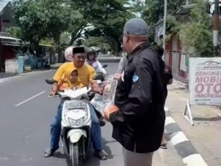 Bengkel Oto Indonesia Bagi-bagi Makanan dan Minuman ke Pengendara