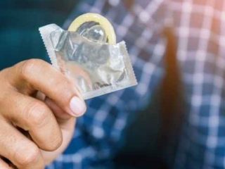 Jelang Tahun Baru, Kondom Laris Manis