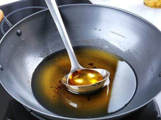 Minyak Sisa Penggorengan Dari Dapur MBG Jadi Bisnis Menggiurkan Di Bulukumba