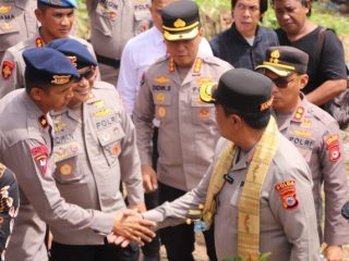 Kapolda Sulsel Didampingi Dansat Brimob Resmikan Jembatan Gantung di Soppeng