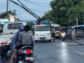 Tiang Listrik Roboh, Jalan Nasional Bulukumba-Sinjai  Macet