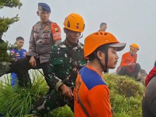 Brimob Polda Sulsel  Jalani Misi Pencarian Pesawat ATR 42-500 di Pangkep
