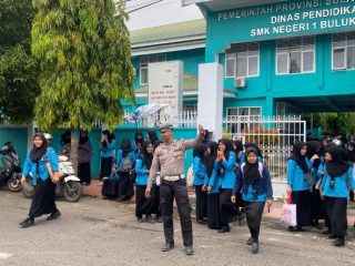 Aksi Polisi Atur Lalu Lintas Dan Bantu Pelajar Menyeberang Jalan