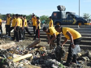 Peduli Lingkungan, Polres Bulukumba Bersih-Bersih Pantai Dan Kolam Labu