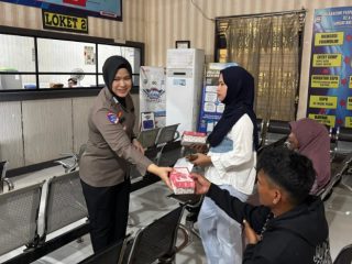 Pelayanan Humanis, Satlantas Polres Bulukumba Berbagi Snack Gratis ke Wajib Pajak 
