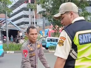 Personel Sat Brimob Polda Sulsel Gagalkan Kebakaran Rumah Makan di Makassar