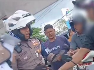 Personel Sat Lantas Polres Bulukumba Bantu Temukan Handphone Pelajar yang Hilang