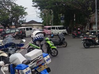 Sopir Travel Blokade Jalan Nasional di Bulukumba, Tolak Perusahaan Bus Akap