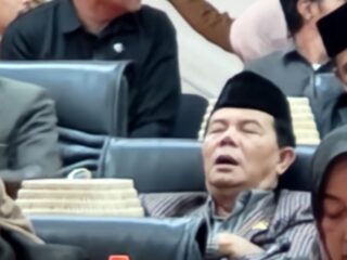 Anggota DPRD Bulukumba Terciduk Tidur Saat Sidang Paripurna 