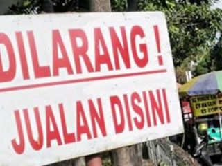 Warga Keluhkan Pedagang yang Berjualan di Atas Trotoar