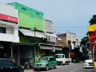 Bongkar Muat Barang di Samping Dishub Bulukumba Masih Berlangsung
