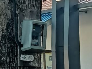 Warga Soroti Pemasangan Meteran Listrik di Pohon Depan Kantor Capil Lama