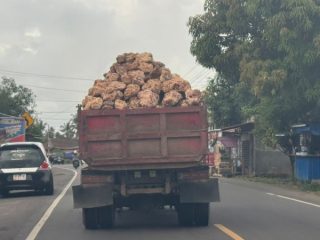 Truk Pengangkut Batu di Bulukumba Membahayakan Pengendara Lain