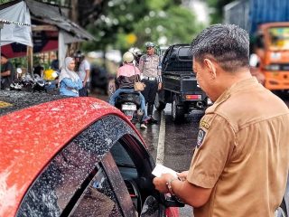 Tak Kenal Hujan, Samsat Bulukumba Buru Penunggak Pajak di Jalan Raya 