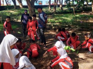 Murid SDN 2 Terang-terang Peduli Lingkungan