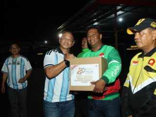 Gelar Nobar Piala Dunia, Brimob Polda Sulsel Salurkan 100 Paket Bansos
