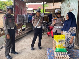 Sat Lantas Polres Bulukumba Berbagi Sembako kepada Warga Kurang Mampu