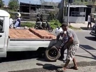 Polisi Lalulintas di Bulukumba Bantu Mobil Mogok, Lancarkan Arus Lalulintas