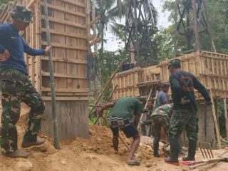 TNI dan Warga Kajang Bangun Jembatan Gantung Perintis Garuda