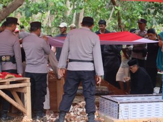 Kapolres Bulukumba AKBP Luckyto Hadiri Pemakaman Anggota