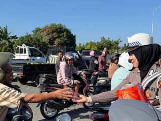 Polwan Bagikan Air Mineral dan Permen ke Pengendara Yang Antri BBM