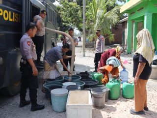 Gunakan Water Canon, Polres Bulukumba Hadir Salurkan Air Bersih ke Warga